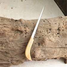 Cưa gỗ cầm tay đa năng dùng trong cây cảnh và sân vườn.