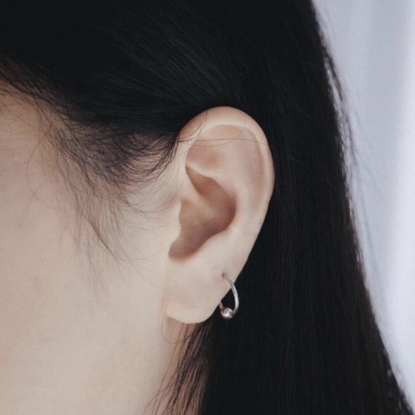 Khuyên tai bạc TLEE tròn trơn rỗng mix một viên bi di chuyển TleeJewelry