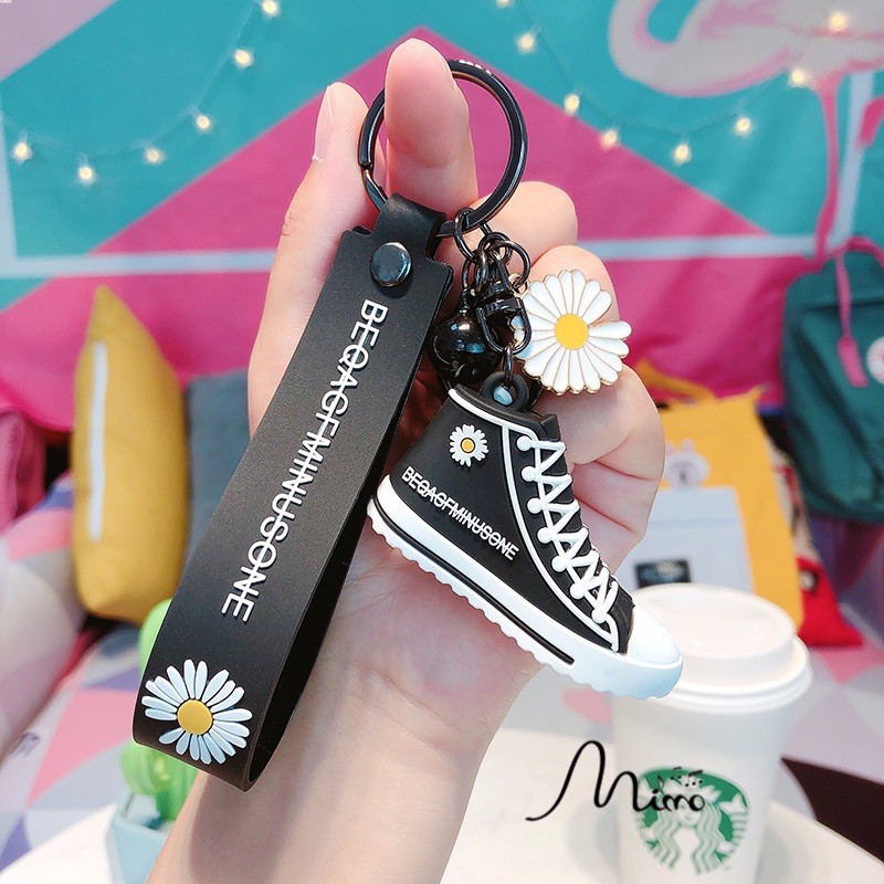 Móc khóa giày hoa cúc kèm strap móc khóa hình giày sneaker họa tiets hoa cúc kèm trap cá tính siêu đẹp