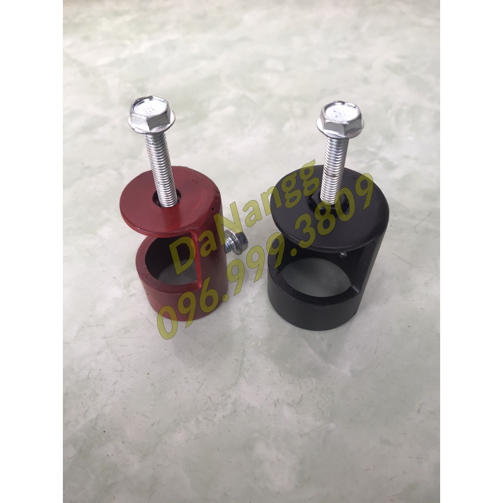 Vam ty phụt trước xe máy