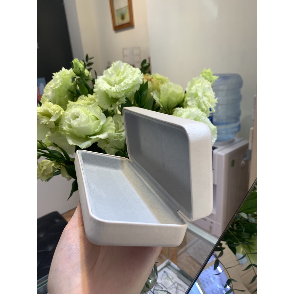 Hộp đựng kính lụa cao cấp thời trang và thanh lịch màu đen và be