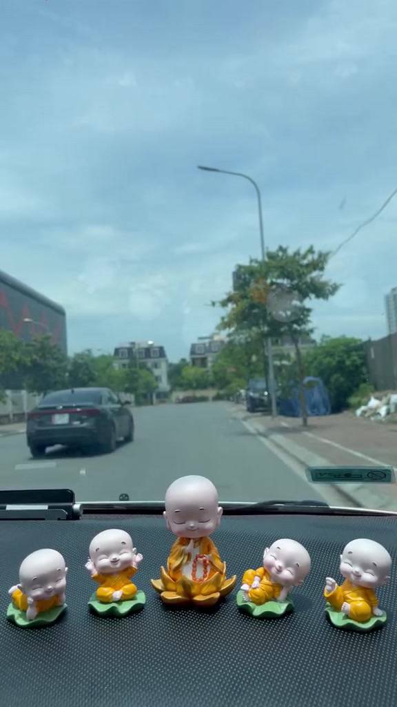 Tượng chú tiểu ngồi đài sen