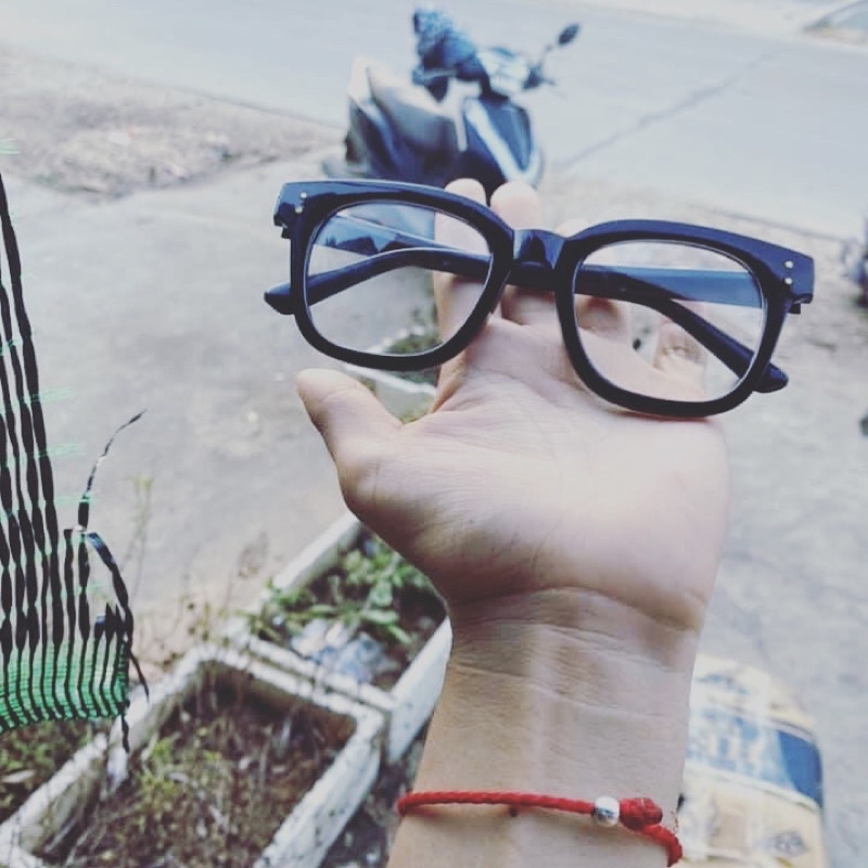 Kính gọng vuông không độ chữ V 2 chấm dọcl