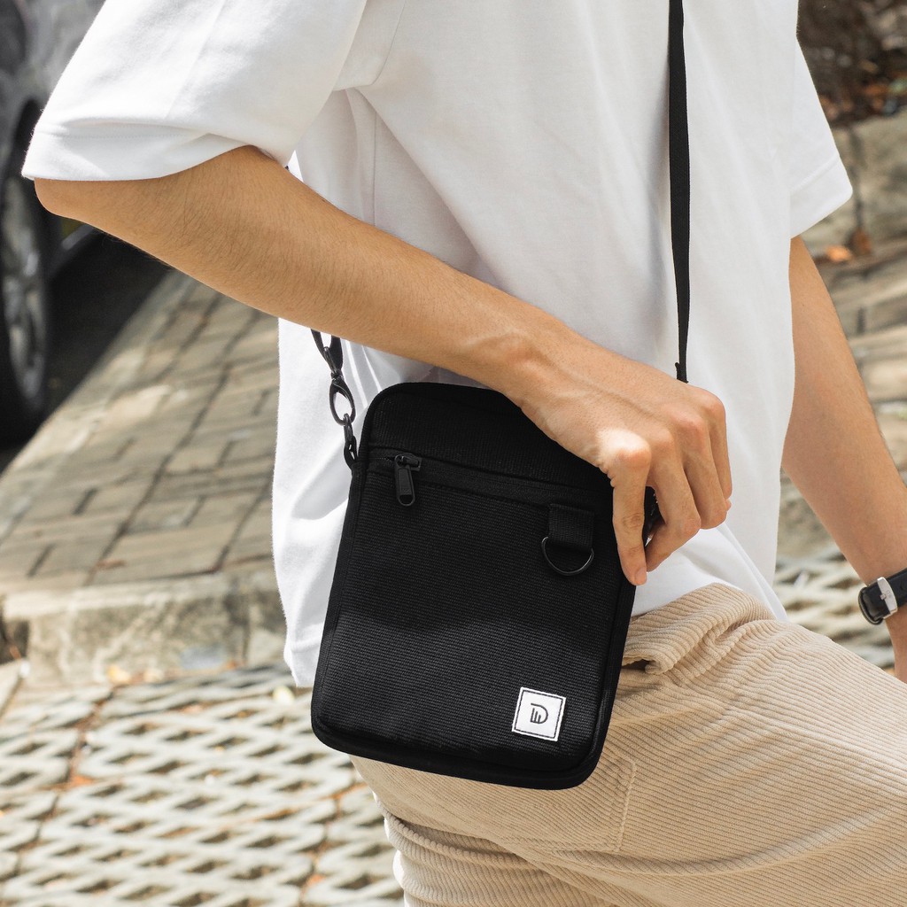 Túi đeo chéo thời trang cao cấp nam nữ DIM Mini Cross Bag - Chất liệu chống thấm nước