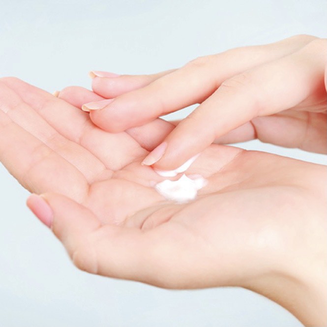 Kem dưỡng da tay Silky Hands, dưỡng ẩm, thẩm thấu sâu vào da, giúp da mềm mại, mịn màng với hương thơm quyến rũ 80ml