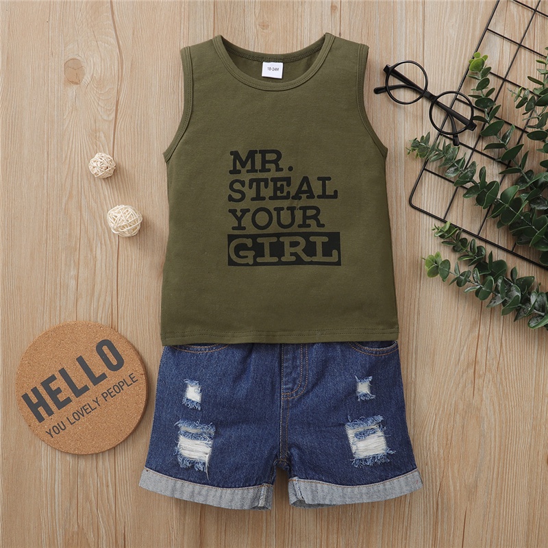 Trang phục Mikrdoo 2 món gồm áo ba lỗ in chữ Mr. Steal Your Girl và quần denim kiểu mùa hè cho bé trai