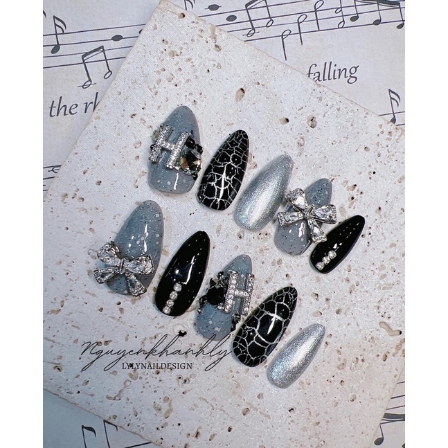 Sơn nứt đen, trắng màu chọn lọc