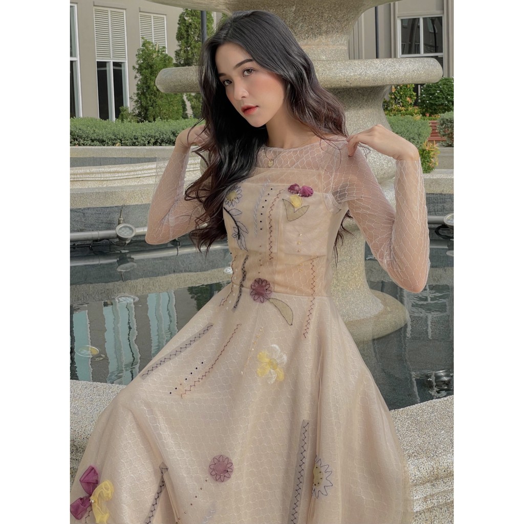 MAVEN - Váy beige lưới hoa tay dài đính kết Santorina Dress