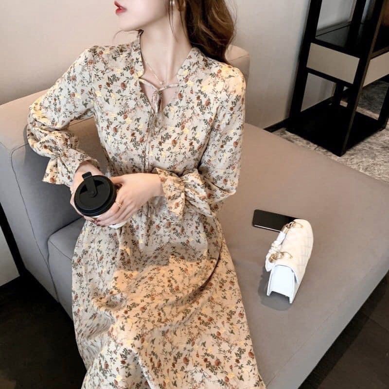 Váy hoa nhí chun eo cổ tàu thắt nơ, kiểu dáng maxi, chất vải tăm họa tiết