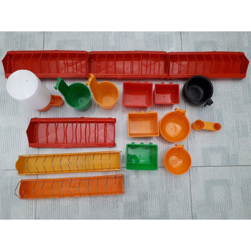 Máng ăn gà con dài 32cm. ghép nhiều máng lại với nhau được