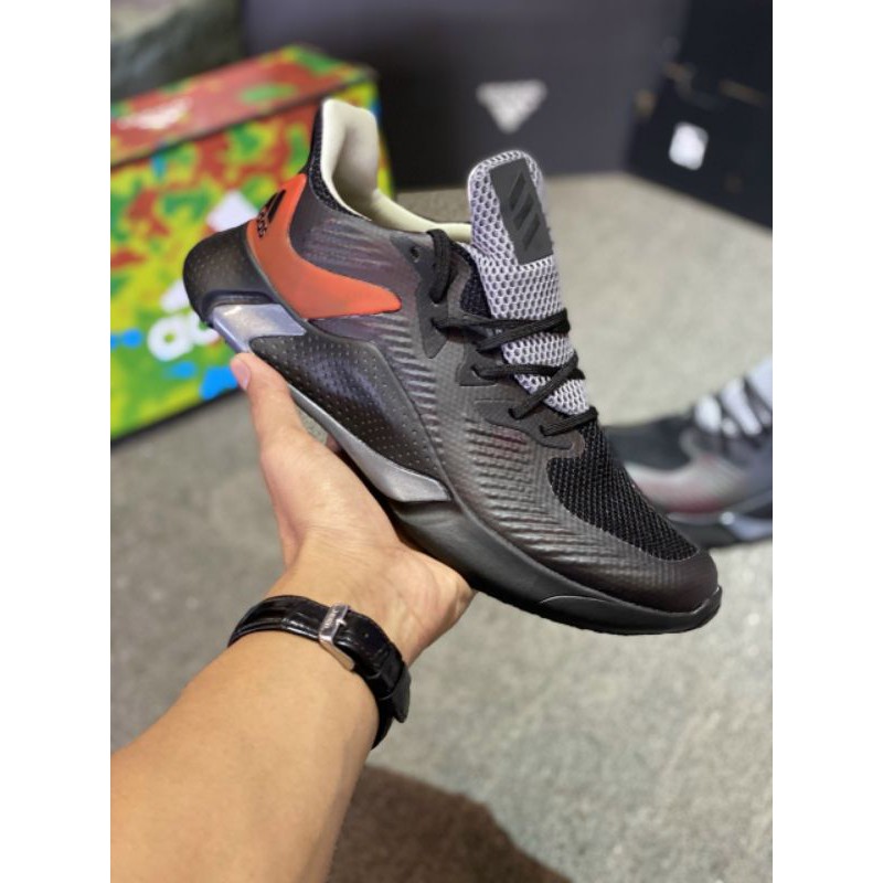 Giày Adidas Alpha X phiên bản đổi màu theo nhiệt.