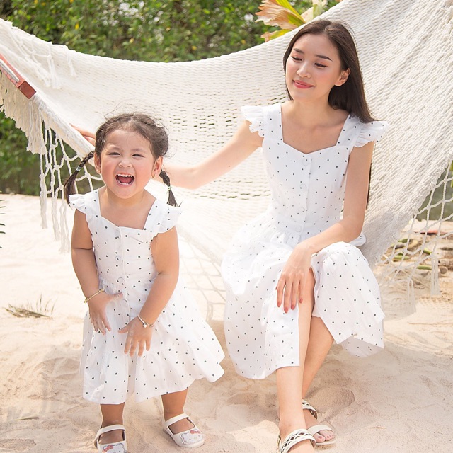 Đầm bi maxi mẹ bé kèm hih tự chụp