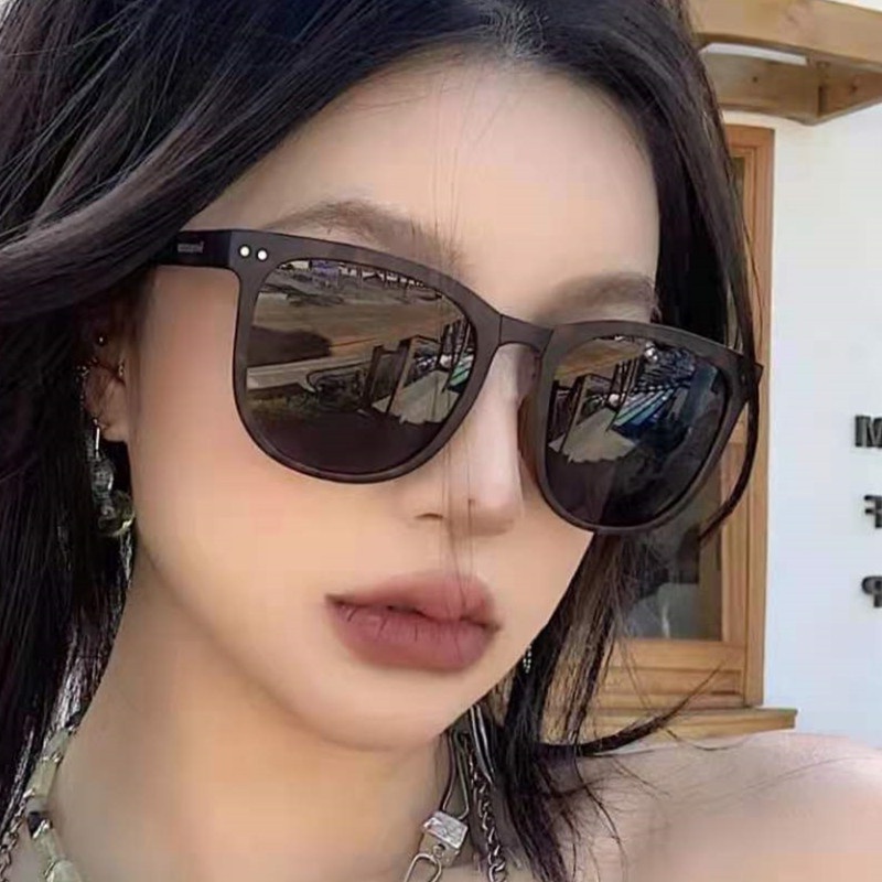 Kính mát có thể gấp gọn phong cách thời trang sành điện cho nam và nữ 2021