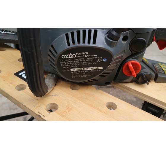 Cưa xích xăng 2 thì Ozito lam 406mm