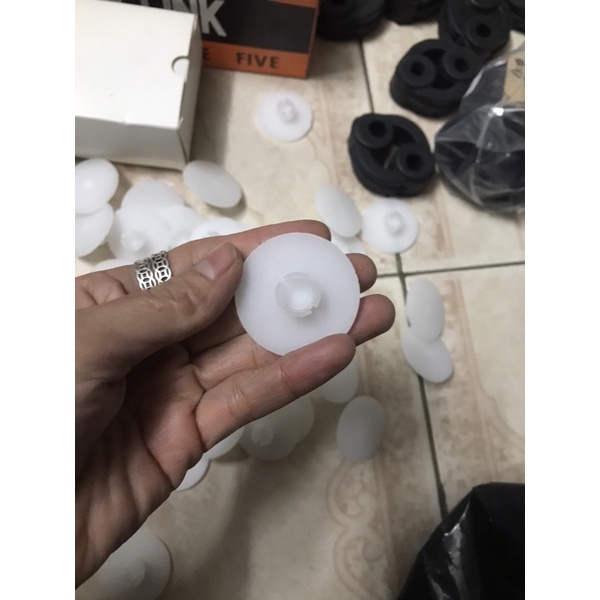 Phụ tùng ô tô -miếng nhựa kê lá nhíp ô tô thân vuông và tròn các dòng xe