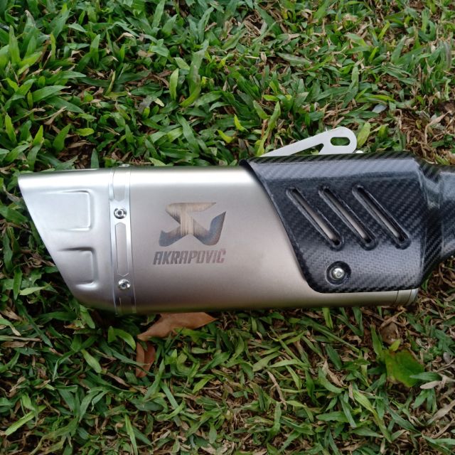Akrapovic R1 titan tem khắc laser
