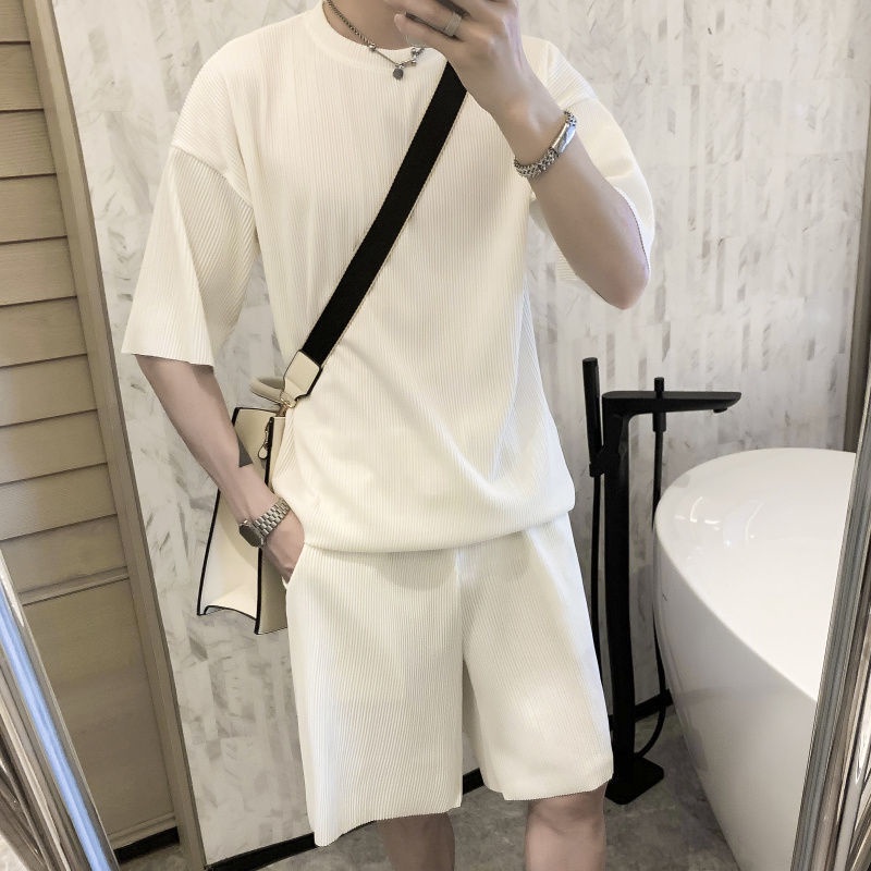 Set đồ thể thao hai món gồm áo tay ngắn và quần lửng xếp ly vải lụa lạnh thoải mái thời trang mùa hè cho nam