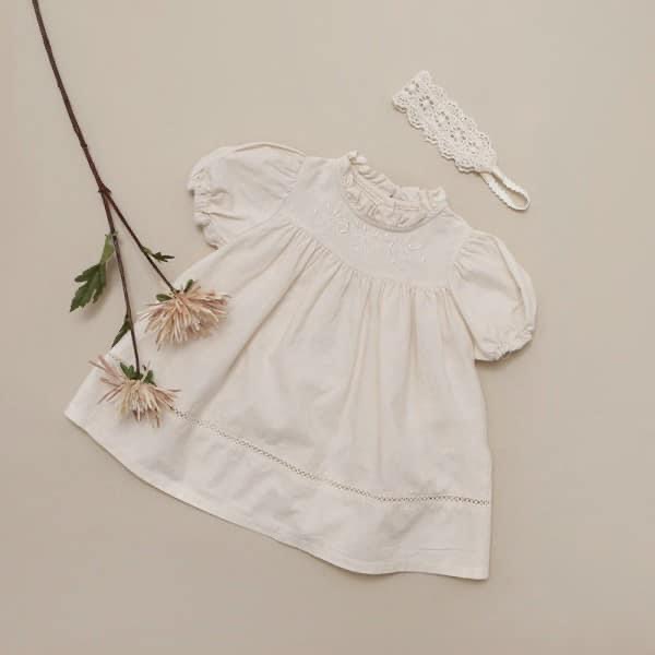 BÁN SỈ VÁY BÉ GÁI MÀU BE CỔ VIỀN REN THÊU HOA