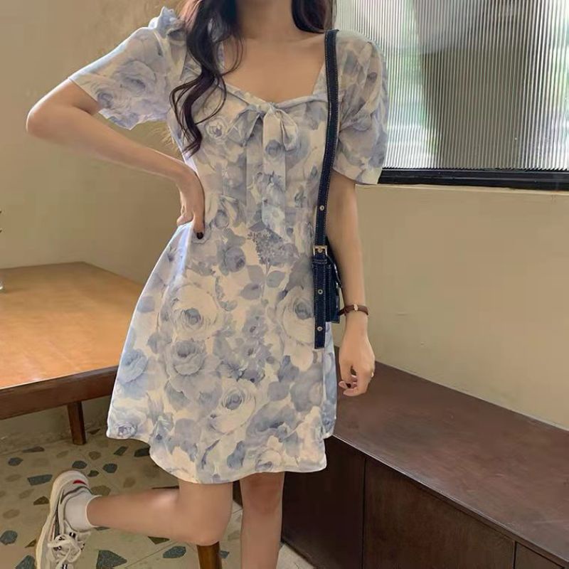 Váy hoa cổ vuông buộc nơ dáng ngắn xanh trắng