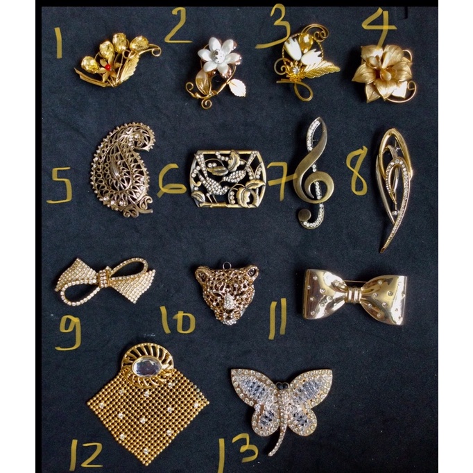 Cài áo vàng đính hạt