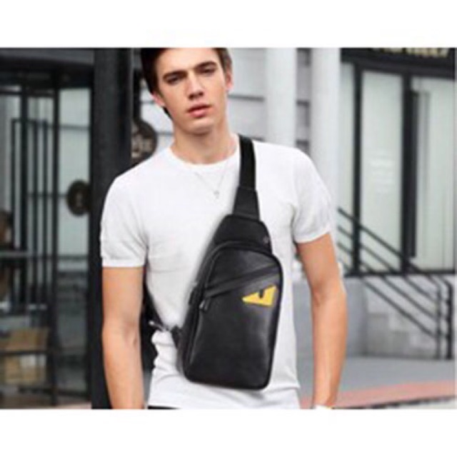 Túi đeo chéo mắt vàng