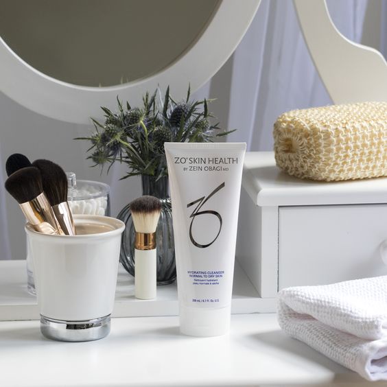 Sữa rửa mặt cho da khô, da nhạy cảm Zo HYDRATING CLEANSER giúp giữ ẩm, làm mềm và làm sạch da khỏi bụi bẩn