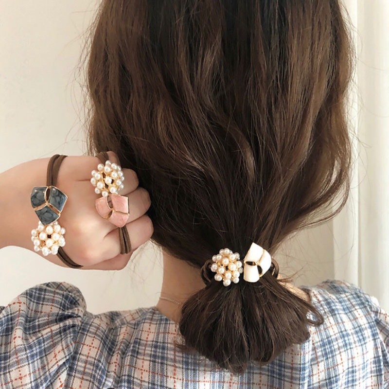 Cột tóc hạt châu và hoa xinh xắn nhiều màu lựa chọn