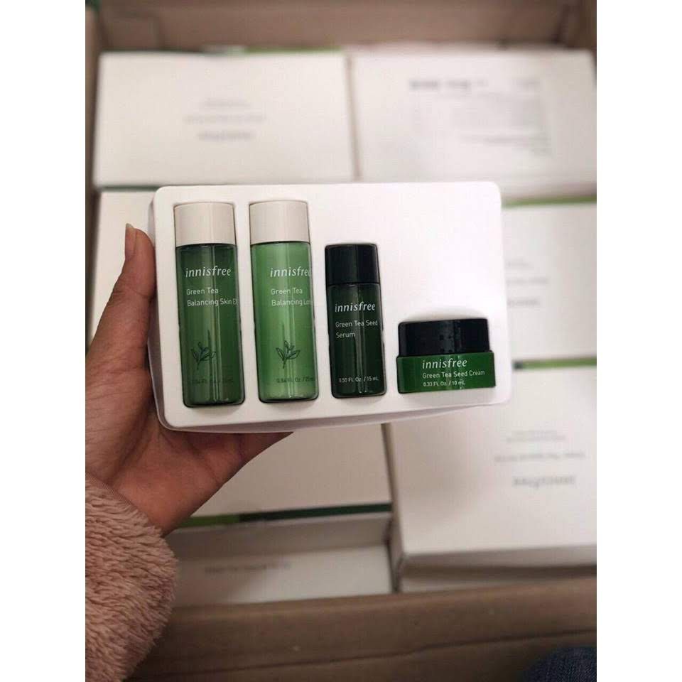 Bộ Innisfree Green Tea Special Kit EX Kit 4 Item cho da dầu, da hỗn hợp thiên dầu, da mụn và nhạy cảm.