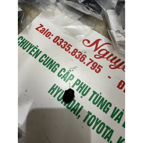1 cái Cao su giảm chấn cánh cửa ô tô CHÍNH HÃNG  Dùng cho xe Kia &amp; Hyundai  nhập khẩu Hàn Quốc HÀNG MOBIS  mã 8219128010