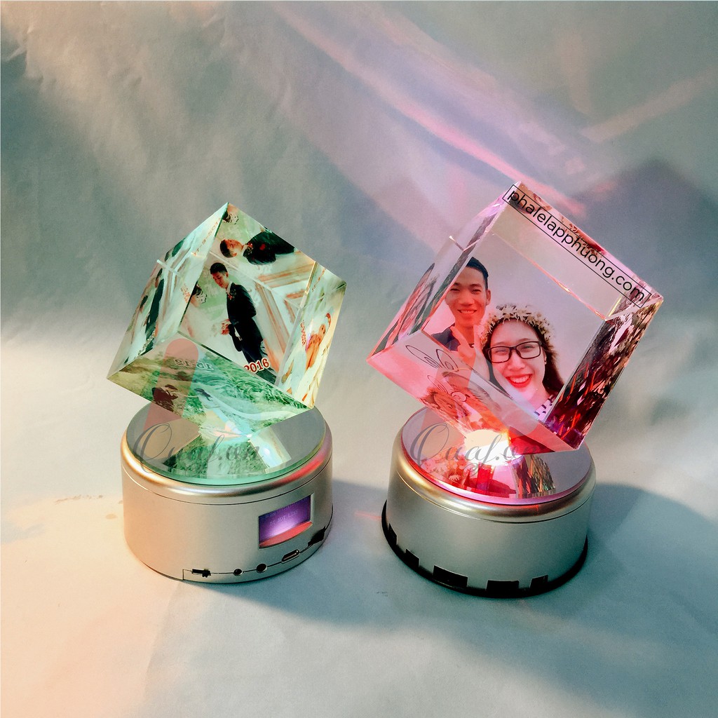 [Quà Cưới] Pha lê xoay tự động phát nhạc MP4, đèn led, đế sạc, thẻ nhớ, bluetooth, in 3 ảnh