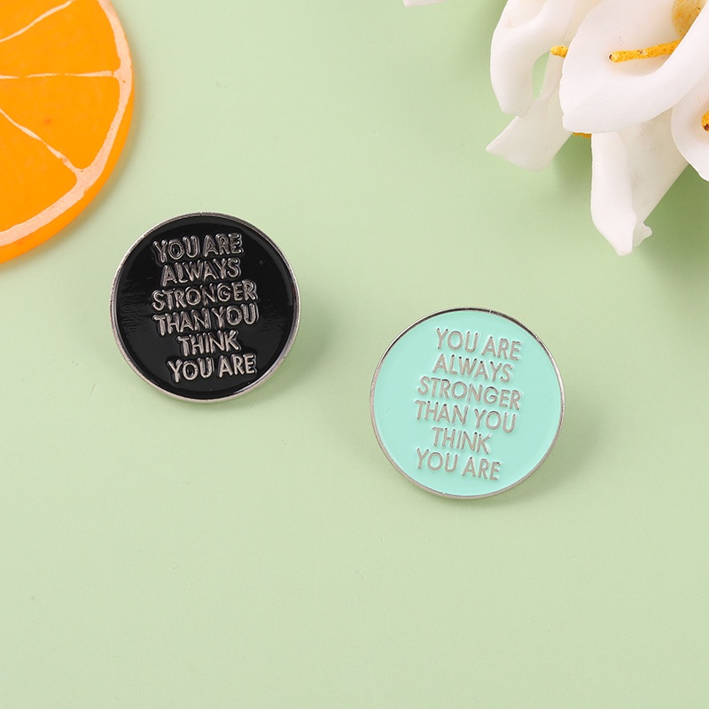 Trâm Cài Áo Kim Loại Hình Tròn Màu Đen Xanh Dương In Chữ Tiếng Anh Thời Trang