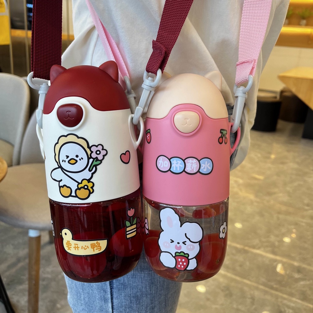 Bình nước hình hoạt hình siêu cute 650ml có dây đeo và ống hút vô cùng tiện lợi khi mang đi theo