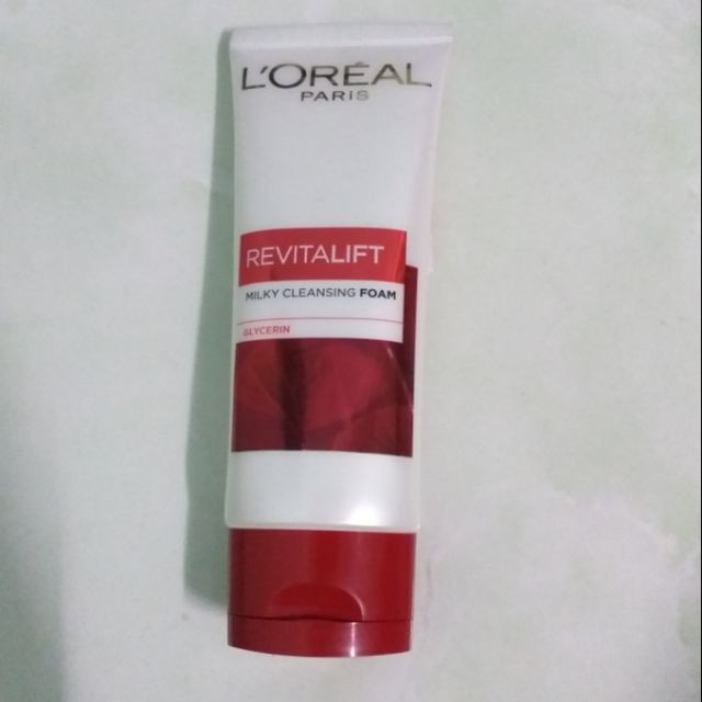 Sữa rửa mặt Loreal Revitalift làm sạch, chống lão hóa săn chắc da 100ml