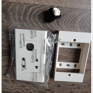 Ổ cắm 2+1 công tắc+1 đế nổi  VANLOCK