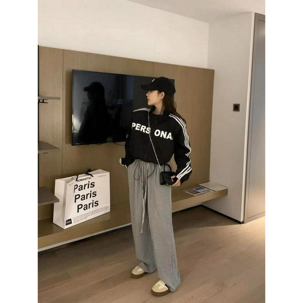 Áo Khoác Dù Nữ Form Croptop Chạy 3 Sọc Tay Và In Chữ Trước Mẫu Mới - ĐĂNG QUANG CLOTHER