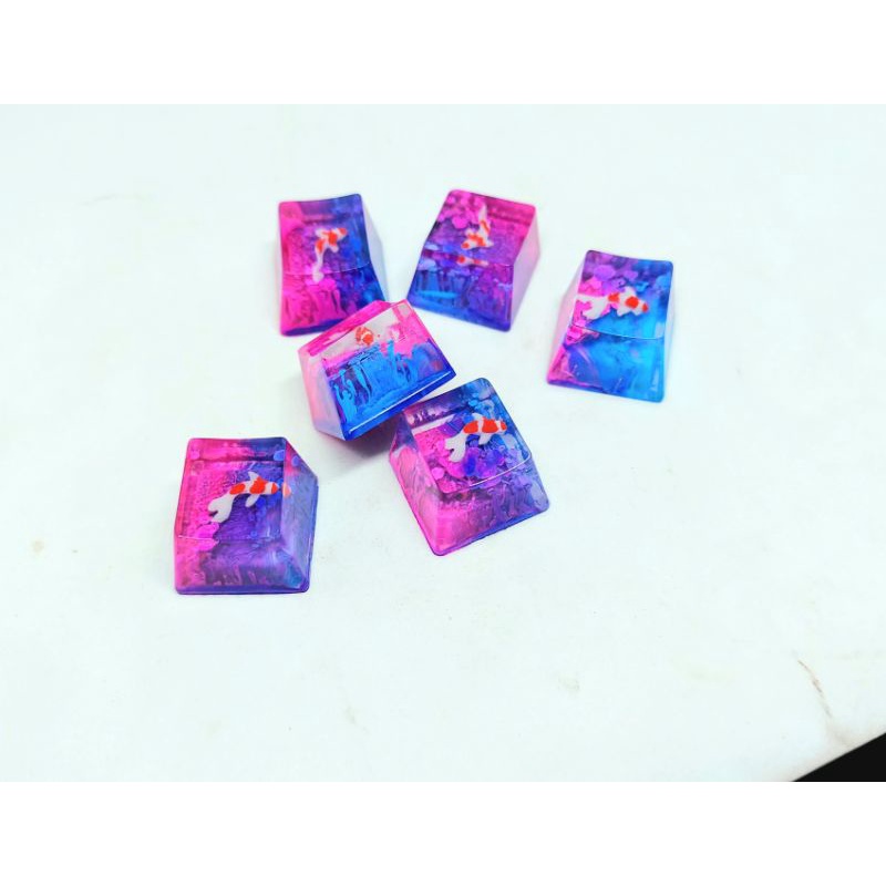 Keycap resin cá koi nhỏ tone dương hồng trang trí bàn phím cơ gaming.