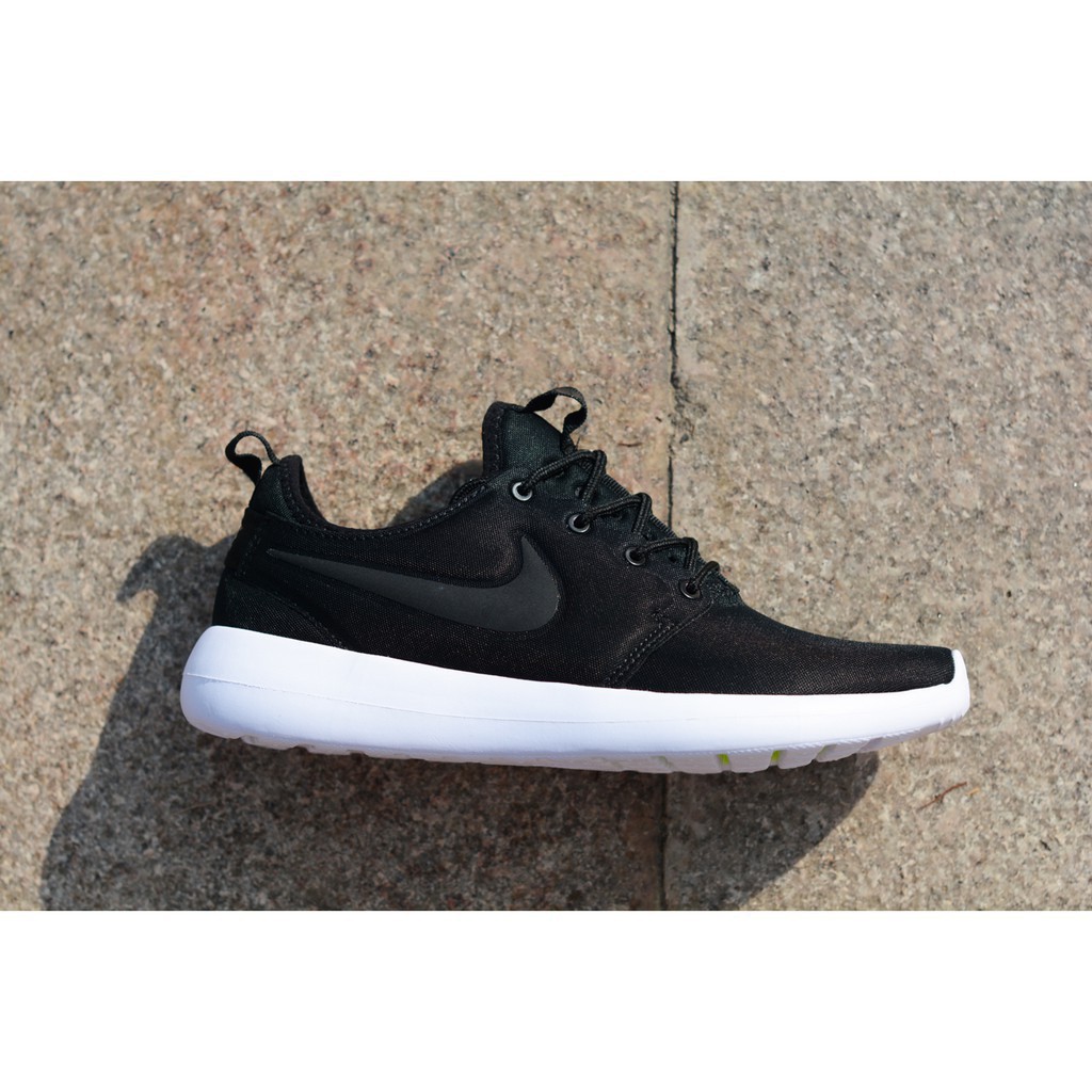 Giày Thể Thao Nike Roshe Two V1 Phối Màu Trắng Đen Cá Tính