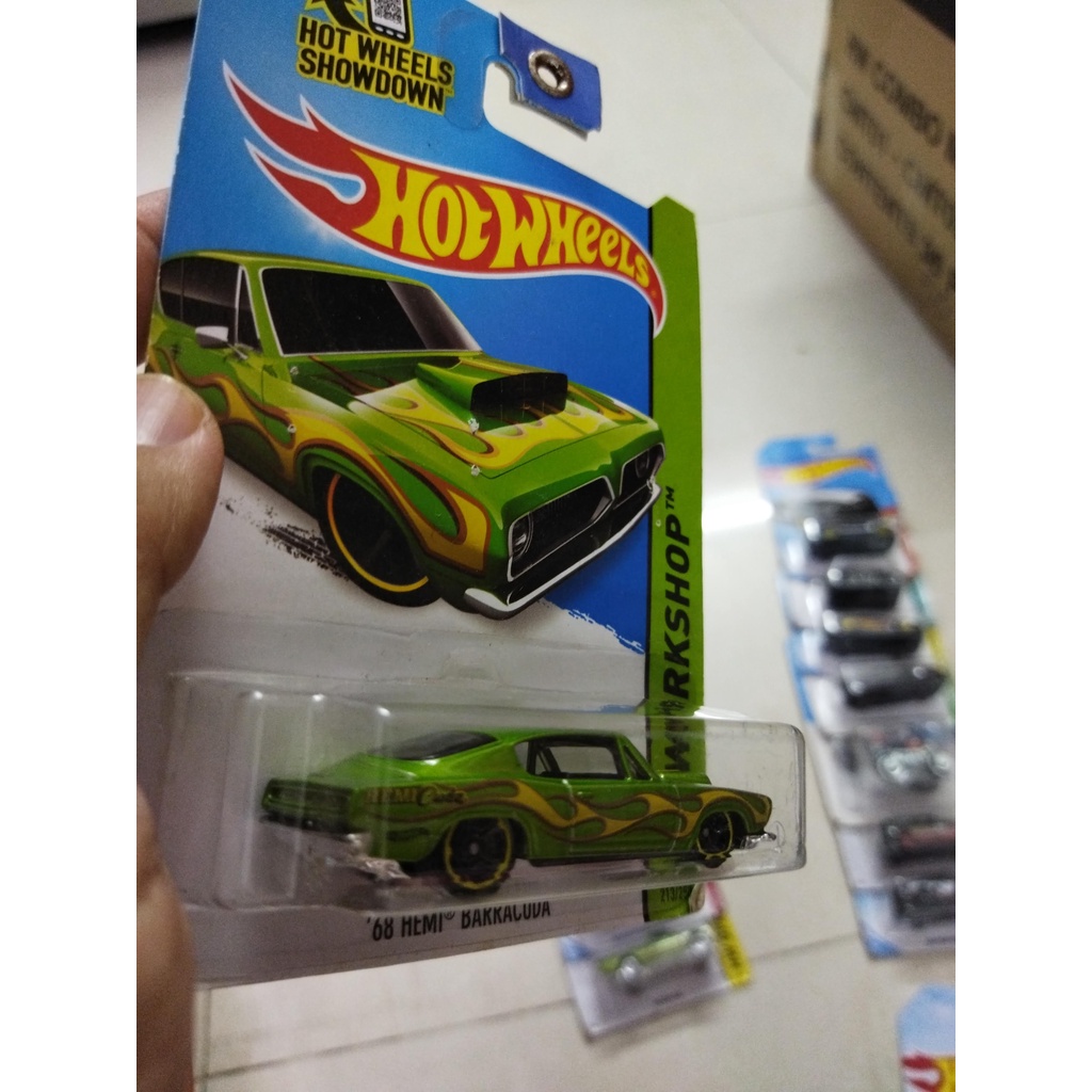 Xe Mô Hình Chính Hãng HotWheels - 68 Hemi Barracuda