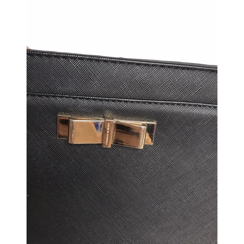 💚 👜  Túi đeo chéo màu đen hiệu Charles and Keith - độ mới cao