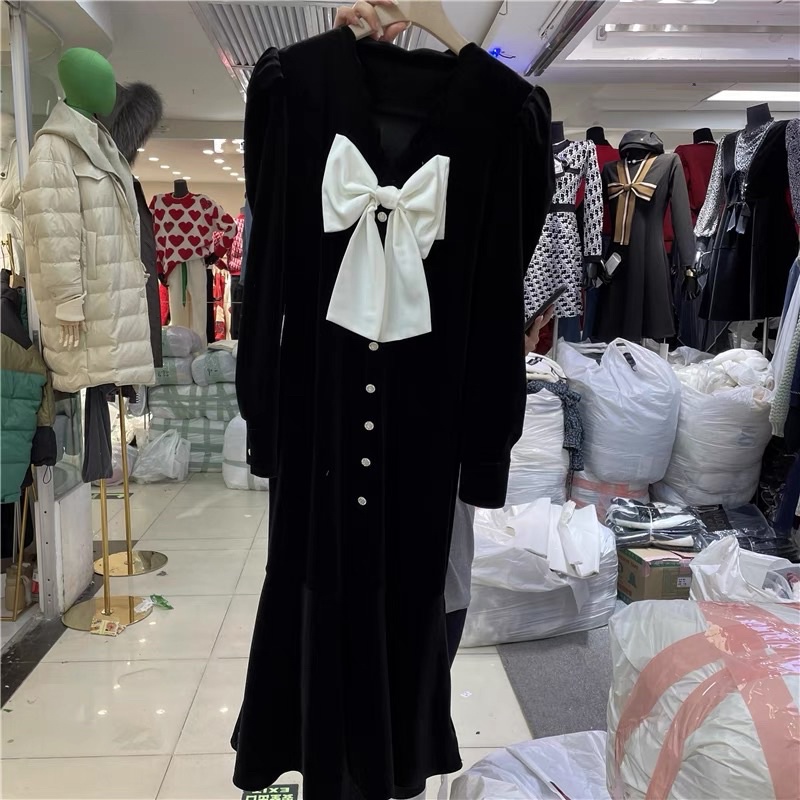 Váy Nhung Đuôi Cá Khuy Ngọc Tiểu Thư Hàng QC ảnh thật cận chất Kaylee | BigBuy360 - bigbuy360.vn