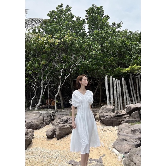 ĐẦM MIDI TRẮNG CỔ V RÃ NGỰC TAY RÚT DÂY BO EO