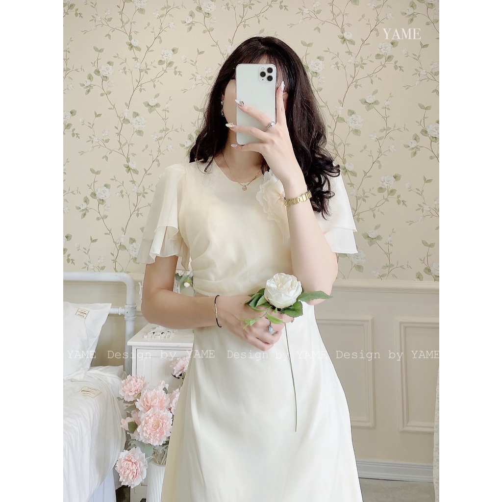 Váy đầm trơn nữ ngắn tay dáng dài cổ đính hoa cách điệu eo Lucie trắng kem YAME (KHÔNG GỒM HOA CÀI VÁY)