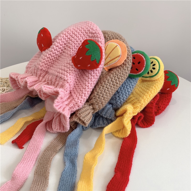 Mũ trùm đầu dệt kim màu trơn đính quả dâu tây dễ thương cho bé gái