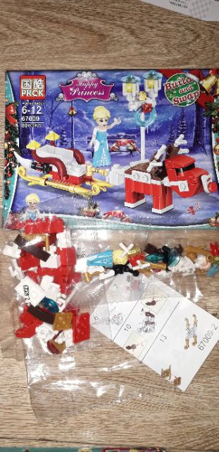 Lắp ráp 1 hộp LegoHappy Princess 67009 có nhiều chi tiết bằng nhựa ABS