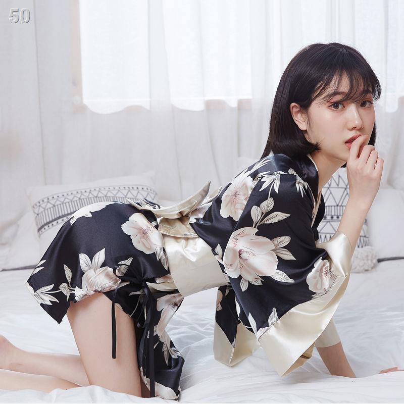 Con thỏ cái trong bộ đồ lót khiêu gợi cởi thẳng vào kimono sexy áo choàng tắm màu tối của Nhật Bản pyjama đầy c