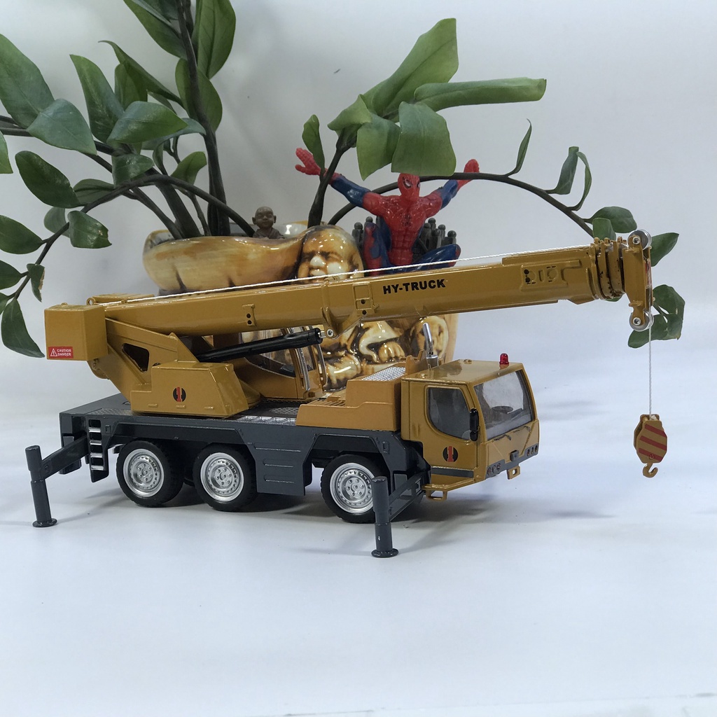 Mô hình xe cần cẩu tự hành tỷ lệ 1:50 bằng kim loại có chân chống đỡ
