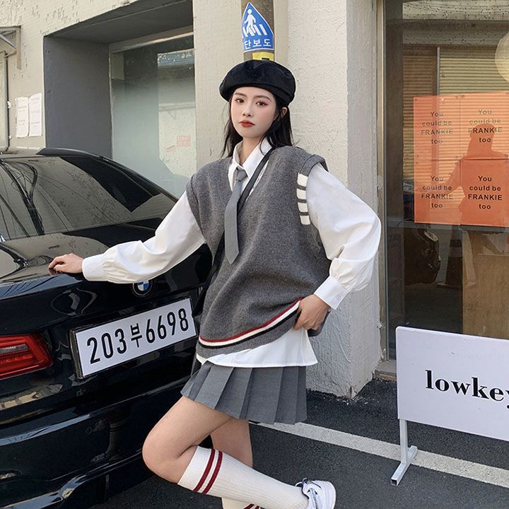 Three-piece suit / single Spring and Autumn vintage chic knitted vest sweater female designer shirt high waist pleated skirt