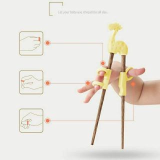 Đũa gỗ bé tập gắp