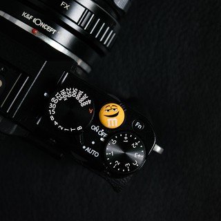 Mua Shutter Button - Nút chụp máy ảnh kim loại hình kẹo Chocolate M&M mặt cười (Màu Vàng)