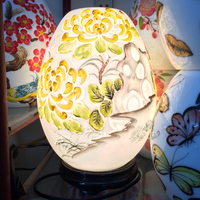 Đèn bom cao khắc gà hoa cúc màu cao 29cm